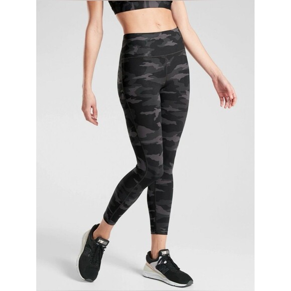 Athleta Pants - Athleta Black Ultimate Camo 7/8 Leggings Size Large